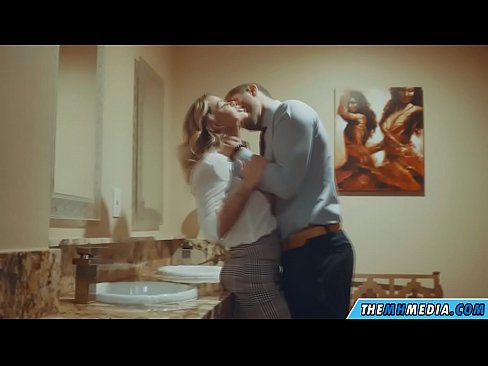 ❤️ Büyük memeli bir sarışın seni umumi tuvalette baştan çıkardığında ️ Seks bizde ☑